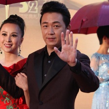 潘粵明西裝革履亮相紅毯 對鏡揮手微笑紳士親和