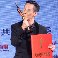 馬浴柯憑《掃毒》獲最佳新人 手捧"花神"激動(dòng)親吻