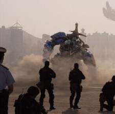 《变形金刚4》再曝海量剧照 香港军队助阵擎天柱