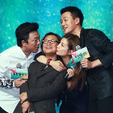 徐崢、黃渤相擁玩水槍 桂綸鎂、孫紅雷貼身熱舞
