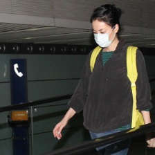 王菲台湾拍广告后返回北京 戴大口罩一言不发