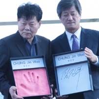 郑镇宇导演亮相按手印仪式 釜山影节举行回顾展