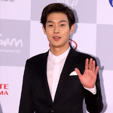 《巨人》主演斬獲演員獎 崔宇植亮相紅毯心情佳