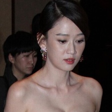 陳喬恩低胸長裙性感亮相 擠深溝身材火辣搶鏡