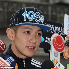 柯震東現(xiàn)身醫(yī)院進(jìn)行戒癮治療 接受采訪面露笑容