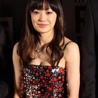 菅野美穗穿抹胸裙亮相笑容灿烂 上围丰满半球隐现