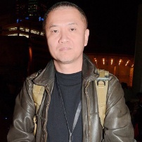 中国影片《东北偏北》首映 导演张秉坚受影迷追捧