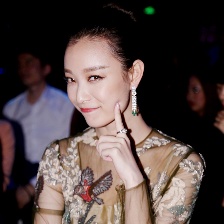 倪妮著透視繡花美裙驚艷亮相 頻露燦笑氣質(zhì)盡顯