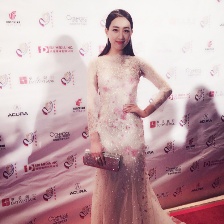 馬蘇穿清麗長(zhǎng)裙美艷動(dòng)人 典雅亮相中美電影節(jié)