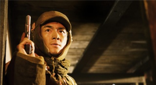 《智取威虎山》林更新首演战争片 冲锋陷阵变首长