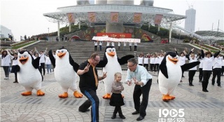 《马达加斯加的企鹅》全球首映 百人上海跳企鹅舞