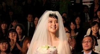 武井咲身披婚纱扔花球 大仓忠义渴望“被求婚”