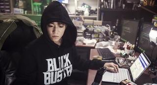 《技術(shù)者們》曝光李玹雨新劇照 變身天才黑客