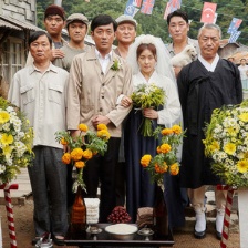 《許三觀》首曝劇照 河正宇、河智苑結婚照搶眼