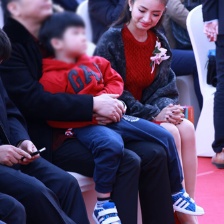 林依晨訂婚后穿紅裝首現(xiàn)內(nèi)地 猛盯小孩母愛泛濫