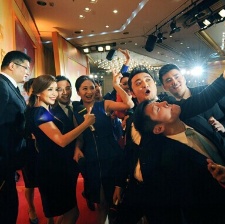 央视广告招标大会 名嘴撒贝宁、王小丫自拍玩嗨