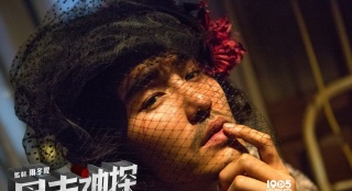 《暴走神探》曝香艷版劇照 阮經(jīng)天扮演風(fēng)騷女人