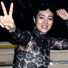 巩俐抵台对镜头比V卖萌 对夺奖势在必行心情好