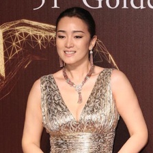 巩俐着金色深V裙霸气登场 挥手致意笑容灿烂