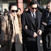 向华强夫妇出席向华胜追悼会 演艺明星无人到场