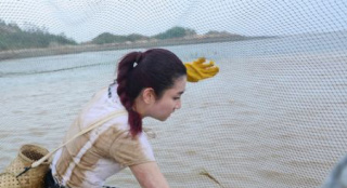 Selina傷后首次參加真人秀變身漁婦 手臂現(xiàn)傷疤