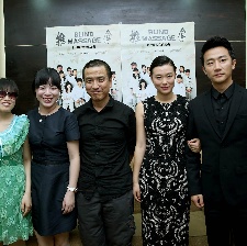 《推拿》主創(chuàng)亮相廣州 黃軒黃璐"激情戲不尷尬"