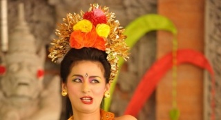 《神在巴厘岛》惊艳剧照 尾野真千子变妖娆舞女