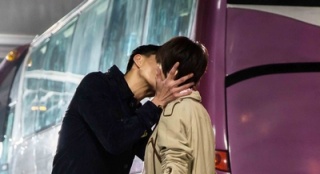 《男人不可以窮》新劇照公布 黃宗澤擁吻女演員