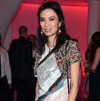 45歲鄧文迪穿短裙化濃妝扮嫩 離婚后混跡富人圈