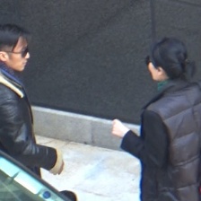 王菲谢霆锋十指紧扣秀恩爱 重演当年经典一幕