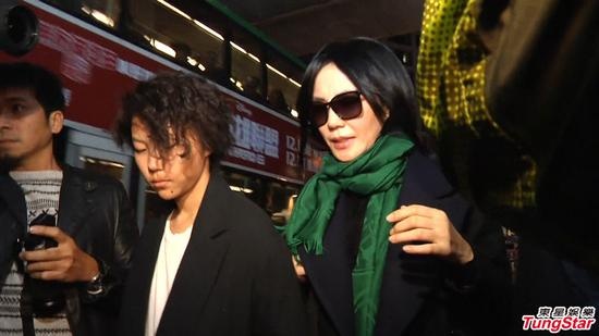 原来同场的还有王菲的大女儿窦靖童,顶着一头曲发的靖童颇有王菲当年