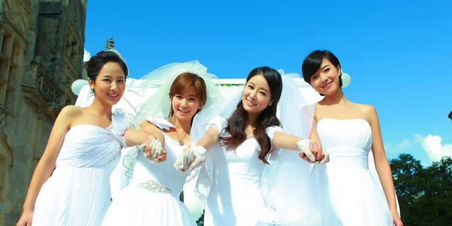 杨紫穿白色婚纱显纯情 和李晟玩亲亲秀闺蜜情