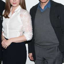 艾米·亚当斯出席《大眼睛》活动 穿透视双峰隐现