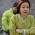 陈妍希再演古装戏获陆毅护花 双手捂胸风中抖