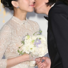 戴佩妮出嫁披白纱美如公主 与老公热吻幸福满溢