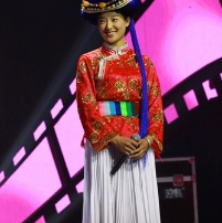 拉措著民族特色服飾登臺(tái) 與曾志偉搭戲笑點(diǎn)連連