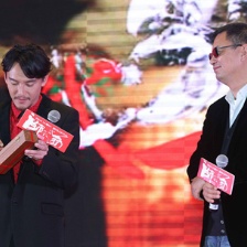 《一代宗師3D》上海首映 王家衛(wèi)現(xiàn)場(chǎng)贈(zèng)張震剃刀