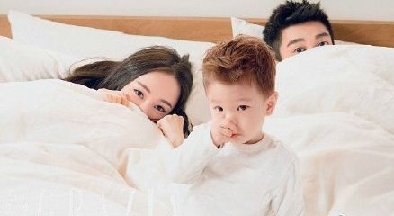 霍思燕晒一家三口合影 网友:孩子怎么是小黄毛