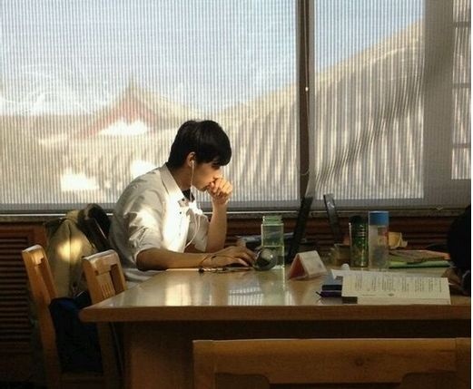 在北大图书馆里的一张侧面照片在网上热传,被网友称为北大图书馆男神