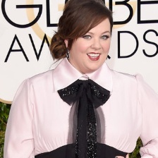 《圣人文森特》女星梅丽莎亮相 展露灿烂笑容