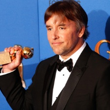 《少年時(shí)代》導(dǎo)演得獎(jiǎng)后現(xiàn)身后臺(tái) 表情淡定從容