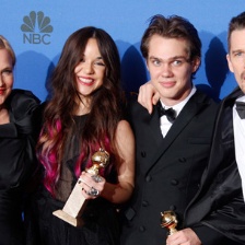 《少年時(shí)代》喜獲劇情類(lèi)最佳影片 眾主創(chuàng)難掩激動(dòng)