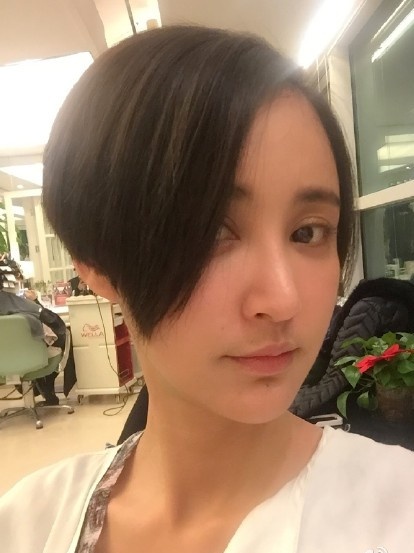 张歆艺晒俏皮短发照 自嘲女神地位不保(图)