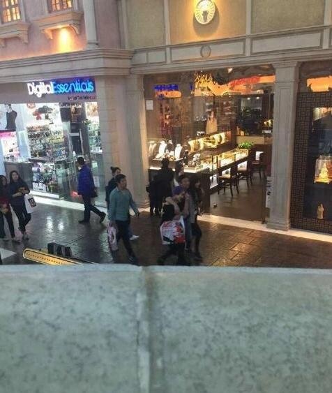 曝王思聪左拥右抱两美女 澳门逛街怡然自得(图)