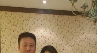 杨紫为爸爸庆生晒合照 穿长裙温婉女人味十足