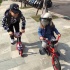 林志穎騎滑板車與Kimi比賽 法拉利童車引關注