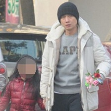 文章獨(dú)自接女兒放學(xué) 手持玫瑰過馬路匆匆上車