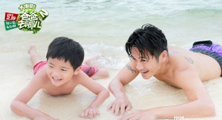 《爸爸去哪兒2》曝光新劇照 曹格父子荒島嬉戲