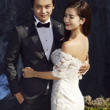 李佳航李晟曝婚纱写真 海边相拥演绎浪漫童话