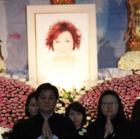 Makiyo妈妈遗体告别 小S蔡康永等艺人现身悼念